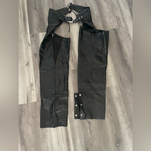 Harley-Davidson Pants - Harley Davidson women’s black leather riding pants chaps zips size W/L snaps